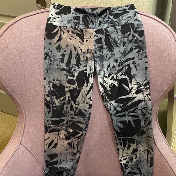 Grey Patterned Onzie Capri Leggings Small - Picture 2 of 5
